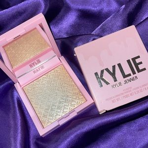 Kylie Cosmetics highlighter In “salted caramel”